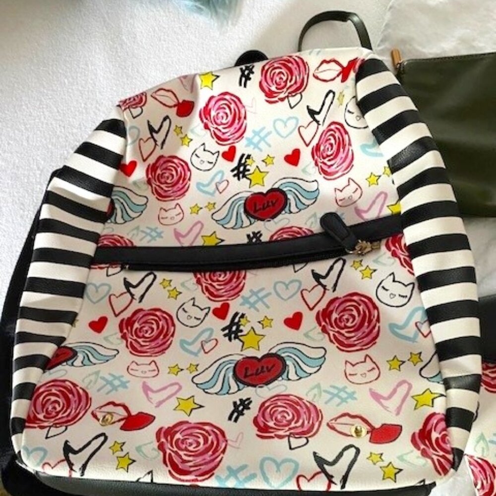 Fun pre-teen backpack with accessory bag